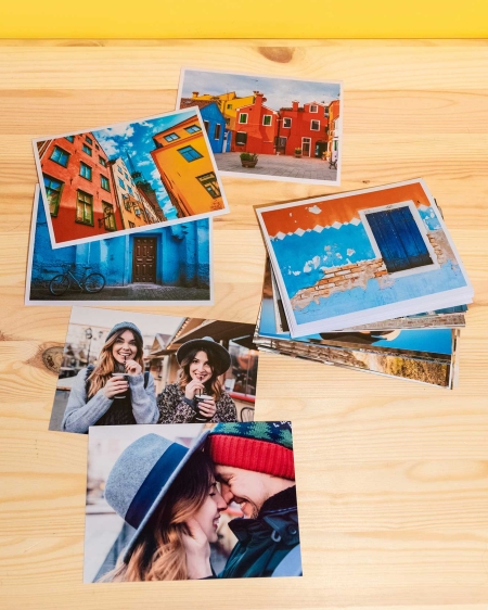 Imprimir copias Fotoprix, foto de varias copias de tamaño 11x15 colocadas en una mesa. La mejor opción para recordar siempre esos momentos especiales.