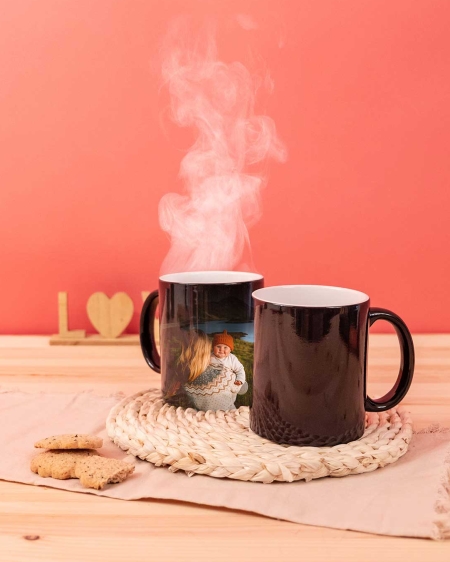 Regalos de Fotoprix. ¡Prueba la taza mágica para desayuno! La taza comienza siendo negra cuando está fría y a medida que se calienta va apareciendo tu foto favorita.