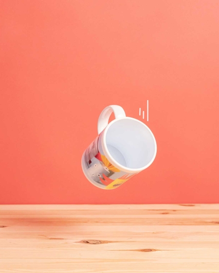 Regalos de Fotoprix, foto en uso de una taza irrompible personalizada. Alegra cada uno de tus desayunos con tu foto favorita. No te preocupes si se te cae de la emoción, es a prueba de golpes!