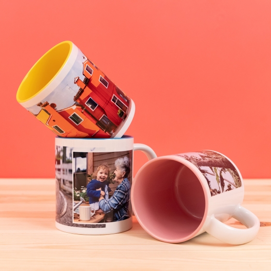 Categoría de Fotoprix regalos, foto de varias tazas personalizadas de diferentes colores en el interior y foto en el exterior, todas colocadas en una mesa.