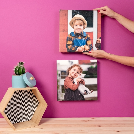 Categoría Fotoprix, decoración personalizada. Foto en uso de una persona colocando un lienzo con foto en una pared donde ya hay otro colgado.