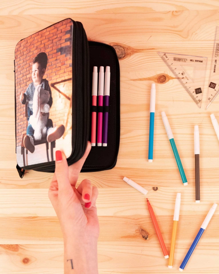 Regalos de Fotoprix, foto en uso estuche infantil plumier personalizado. Imprime su foto favorita para que la lleve al cole y disfrute todos los días del curso.