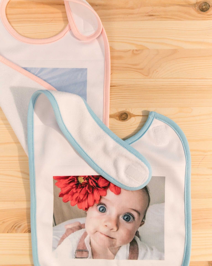 Regalos de Fotoprix, baberos personalizados con los momentazos más graciosos de tu bebé. Preciosos para tener varios modelos en tu hogar o para regalar a quien más quieras.