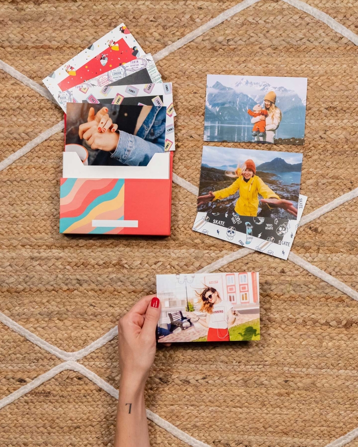 Imprimir copias Fotoprix, foto en uso sujetando una de las fotos que guarda esta happy box. Conserva tus fotos especiales en esta cajita divertida. Ideal para regalar.