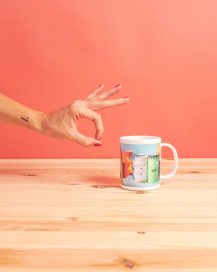 Regalos de Fotoprix, foto detalle de una taza irrompible personalizada. Alegra cada uno de tus desayunos con tu foto favorita. No te preocupes si se te cae de la emoción, es a prueba de golpes!