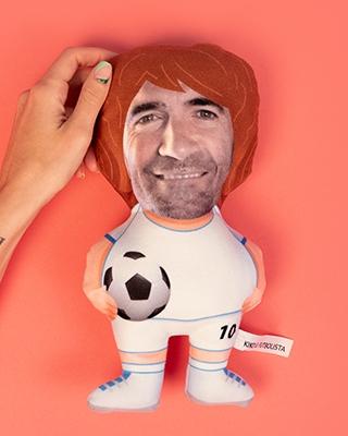 Achuchable muñeco personalizado para hombre y mujer. Regalo original y divertido con una solo foto de cara. Un regalo personalizado exclusivo de Fotoprix. Nuevo modelo para los chicos y chicas futbolistas de cualquier equipo.
