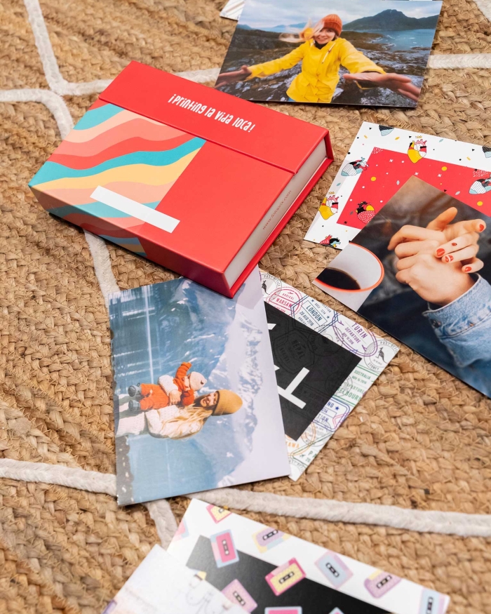 Imprimir copias Fotoprix, foto detalle de las fotos que guarda esta happy box. Conserva tus fotos especiales en esta cajita divertida, elige el modelo que más te guste. Ideal para regalar.