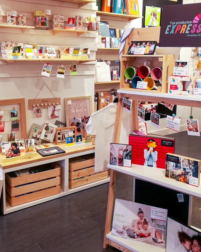 Foto de una tienda Fotoprix en Sabadell, sale el interior del local con varios expositores mostrando los productos personalizados con fotos.
