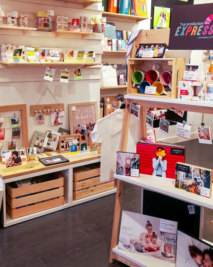 Tienda Fotoprix Sabadell, foto del interior del local. Foto de una tienda Fotoprix en Sabadell, sale el interior del local con varios expositores mostrando los productos personalizados con fotos.