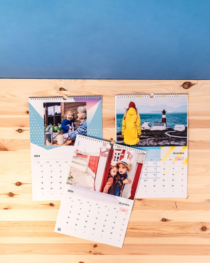 Calendarios personalizados con fotos de Fotoprix. Foto comparativa del calendario A4 y del A3 colgados ambos en la pared, apreciando sus tamaños.