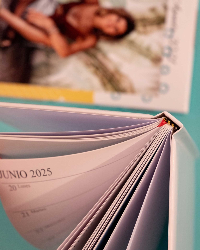Imprenta de Fotoprix, foto detalle de la encuadernación de una agenda de tapa dura. Se aprecia el grosor de las hojas y el gramaje del lomo.