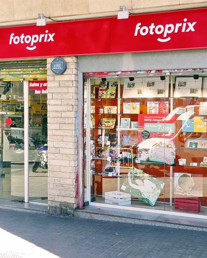 Imagen exterior del escaparate de la tienda Fotoprix en la avenida Meridiana de Barcelona.