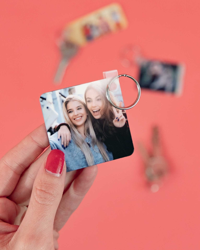 Regalos de Fotoprix, foto detalle parte trasera de llaveros personalizados con foto. Lleva a todas partes contigo esa foto que tanto te gusta y alégrate cada día.