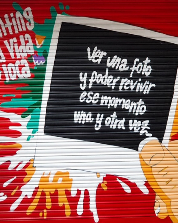 Grafiti exclusivo para la tienda de fotografía franquiciada de Fotoprix en Hospitalet de Llobregat. Imagen de la persiana de la tienda de fotografía franquiciada de Fotoprix en Hospitalet de Llobregat.
Donde aparece dibujada una foto impresa con el lema "ver una foto y poder revivir ese momento una y otra vez" junto con el slogan de la empresa "¡Printing la vida loca!".