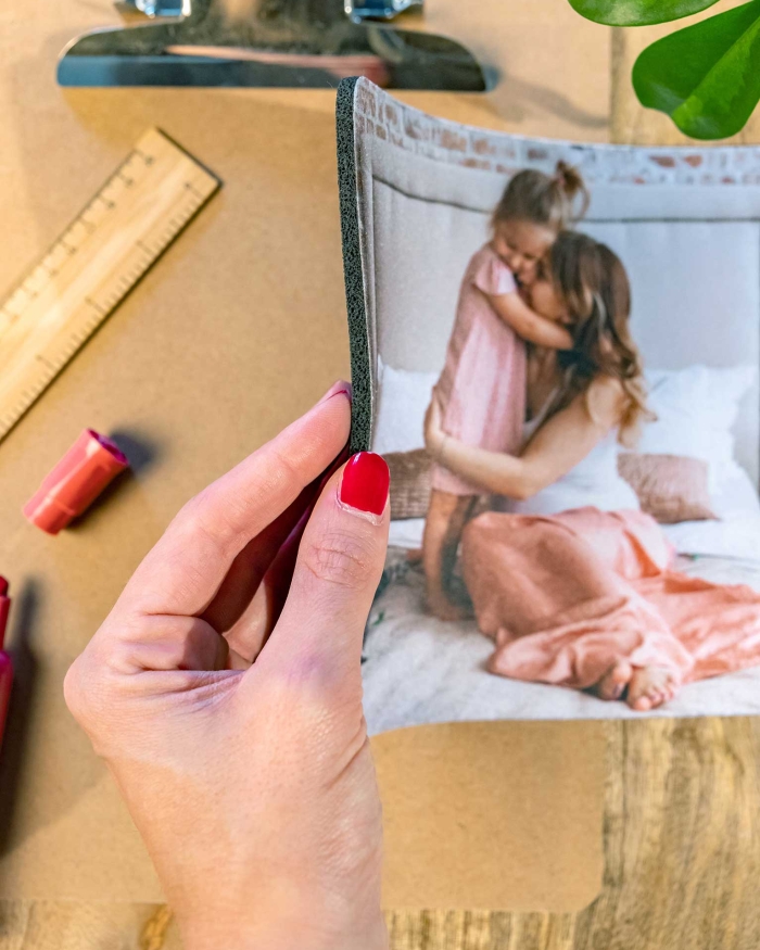 Regalos de Fotoprix, foto en uso de alfombrilla de ratón con foto. Producto ideal para regalar a quien tú quieras y así recordar siempre ese momento especial.