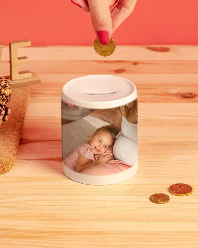 Regalos de Fotoprix, foto detalle hucha personalizada. Revive tu foto más especial cada vez que guardes monedas en tu hogar. Ideal para hacer un regalo original.