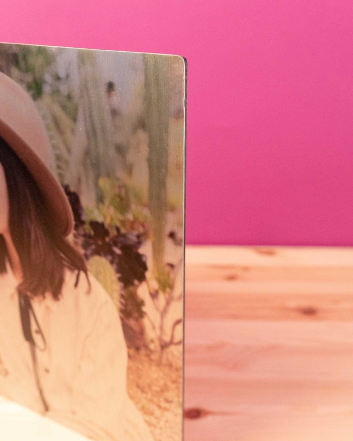 Fotodecoración Fotoprix, foto detalle del canto de un dibond personalizado. Dale un toque especial a esa pared de tu hogar con tu foto favorita, podrás revivirla cada día!