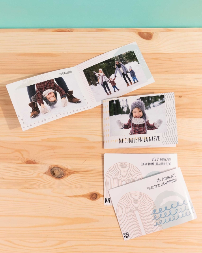 Invitaciones de Fotoprix, un producto de imprenta personalizado con fotos ideal para regalar a alguien. Foto detalle de la imagen y texto decorativo.