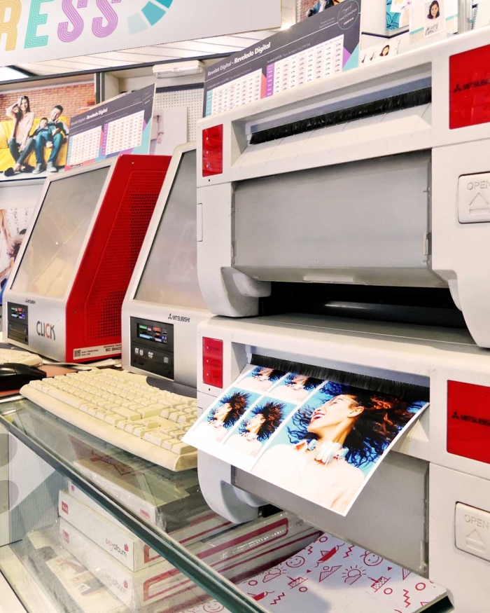 Imagen interior del equipamiento de impresión de la tienda Fotoprix en la avenida Meridiana de Barcelona.