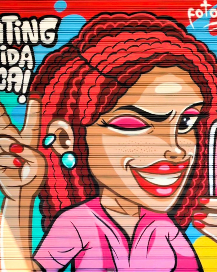 Grafiti exclusivo para la tienda de fotografía franquiciada de Fotoprix en Zaragoza. Imagen de la persiana de la tienda de fotografía franquiciada de Fotoprix en Palma de Mallorca.
Donde aparece una joven sonriente con el slogan de la empresa "¡Printing la vida loca!" haciéndose una foto selfie con su teléfono y guiñando un ojo.