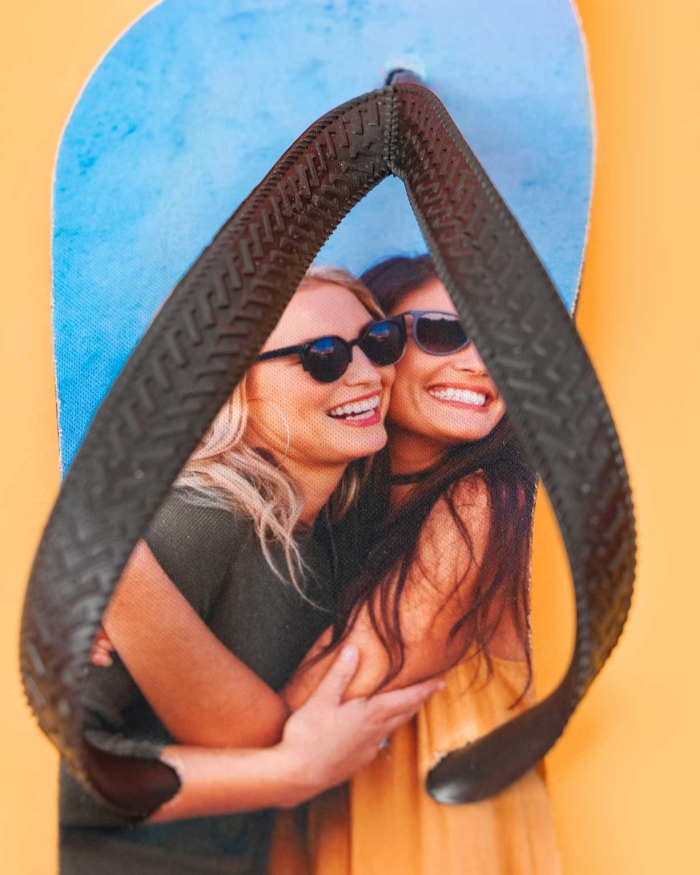 Regalos de Fotoprix. Foto detalle de chancletas personalizadas con foto. Decora tu calzado veraniego con tu foto favorita y ¡llevala contigo siempre que quieras!