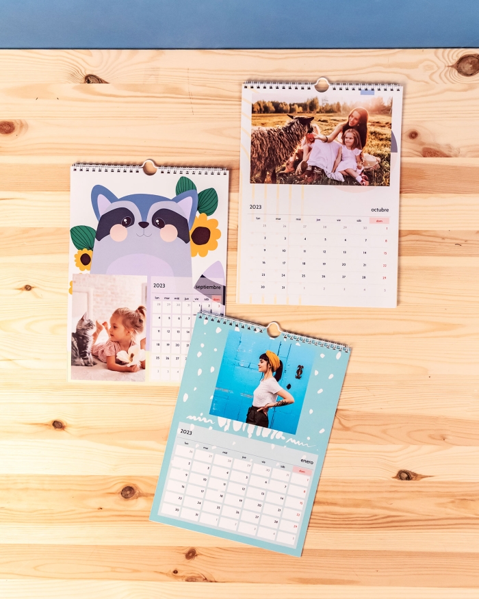Calendario personalizado con fotos tamaño mediano A3 de Fotoprix. Foto detalle mientras está colgado en la pared, apreciando las anillas y los días del mes.