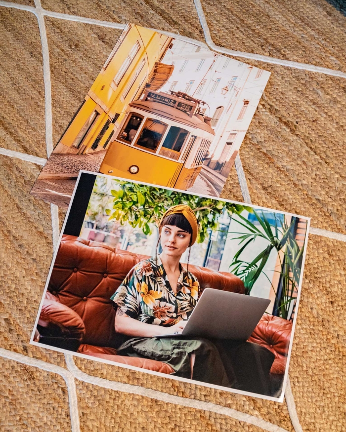 Imprimir copias Fotoprix, foto detalle de un par de copias de tamaño 30x40 de diferentes tamaños y bordes colocadas ambas en una mesa.