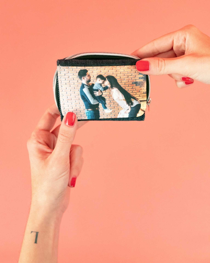 Regalos de Fotoprix, cartera vaquera personalizada con foto para cualquier hogar. Lleva siempre contigo y a cualquier lugar tu foto más especial.