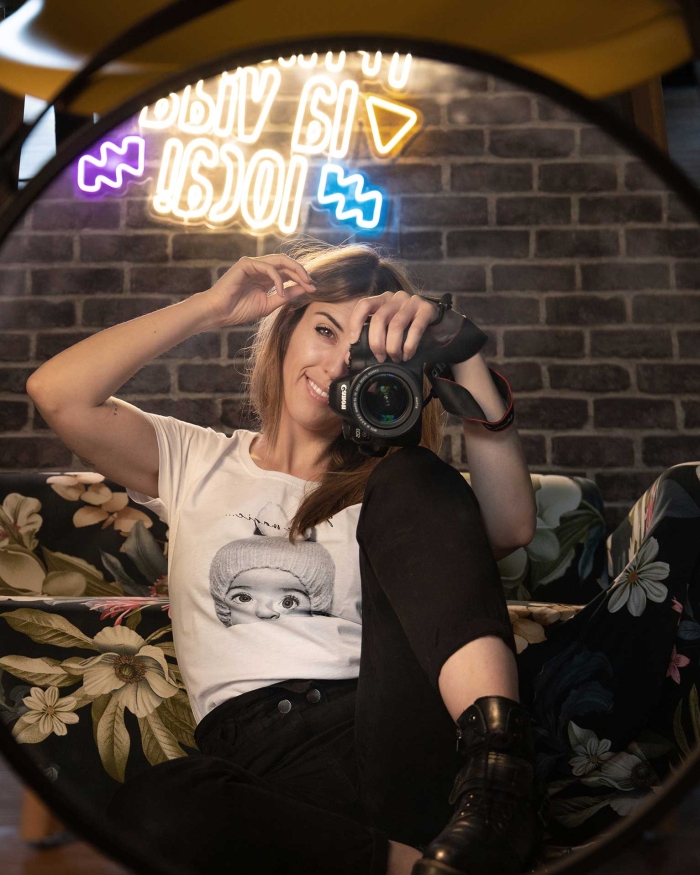 Regalos de Fotoprix, foto en uso de una camiseta personalizada para mujer. Lleva siempre contigo la foto que más te gusta o regálasela a quien tu quieras.