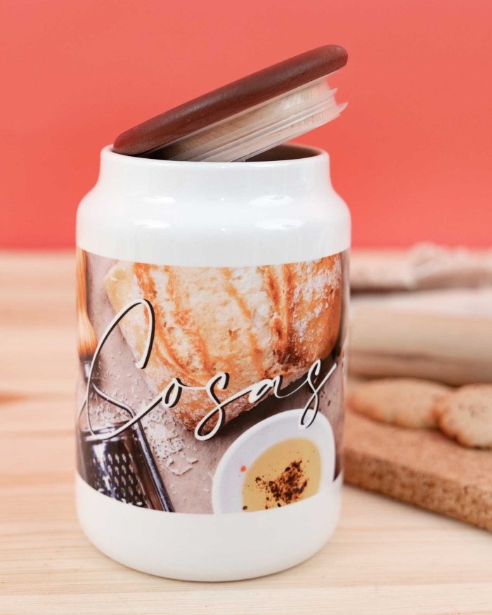 Regalos de Fotoprix. Foto detalle de un bote de cocina personalizado. Conserva todo tipo de alimentos en un recipiente en el que observarás cada día tu foto favorita.