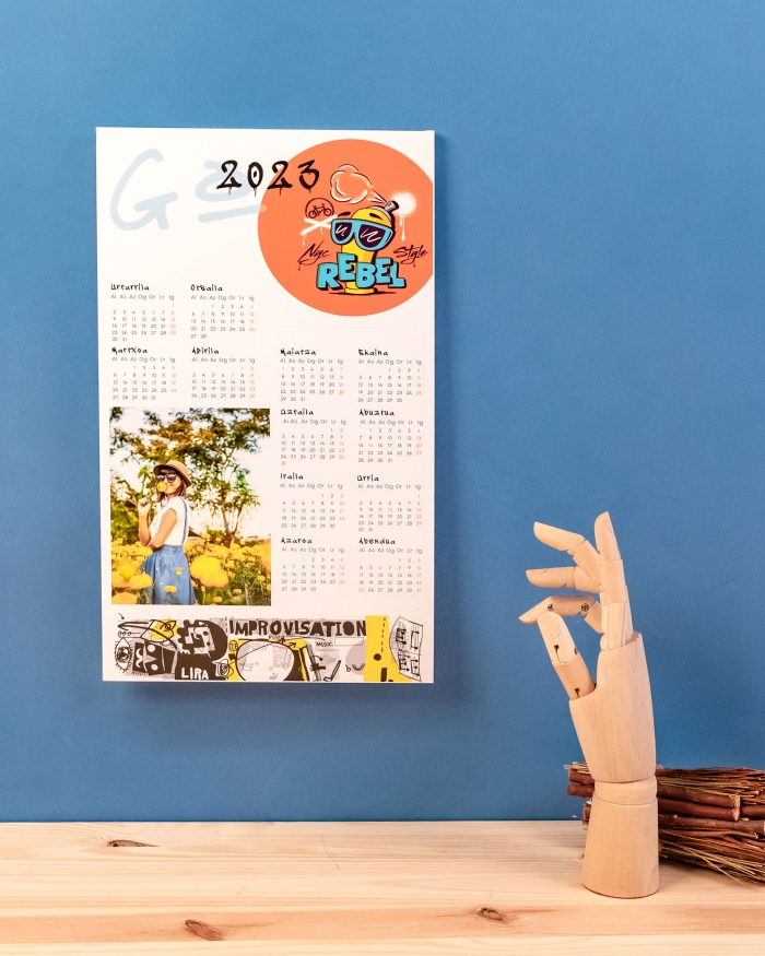 Calendarios de Fotoprix, foto detalle de un modelo tipo Foam. Decora tu hogar de una manera exclusiva con un calendario con tus fotos más especiales ¡Te alegrará cada mañana!