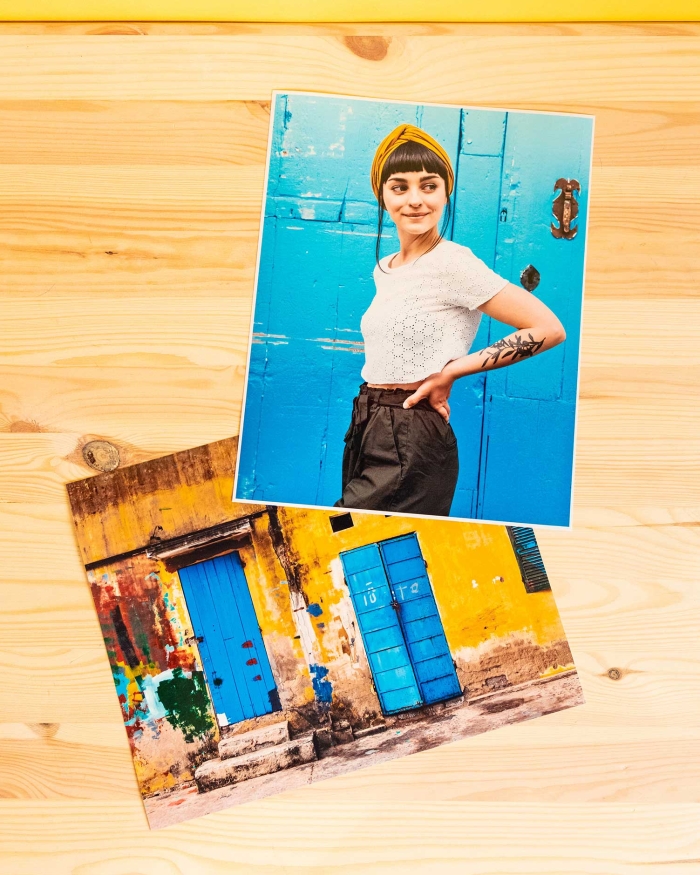 Imprimir copias Fotoprix, foto de varias copias de tamaño 24x30 colocadas en una mesa. La mejor opción para recordar siempre esos momentos especiales.