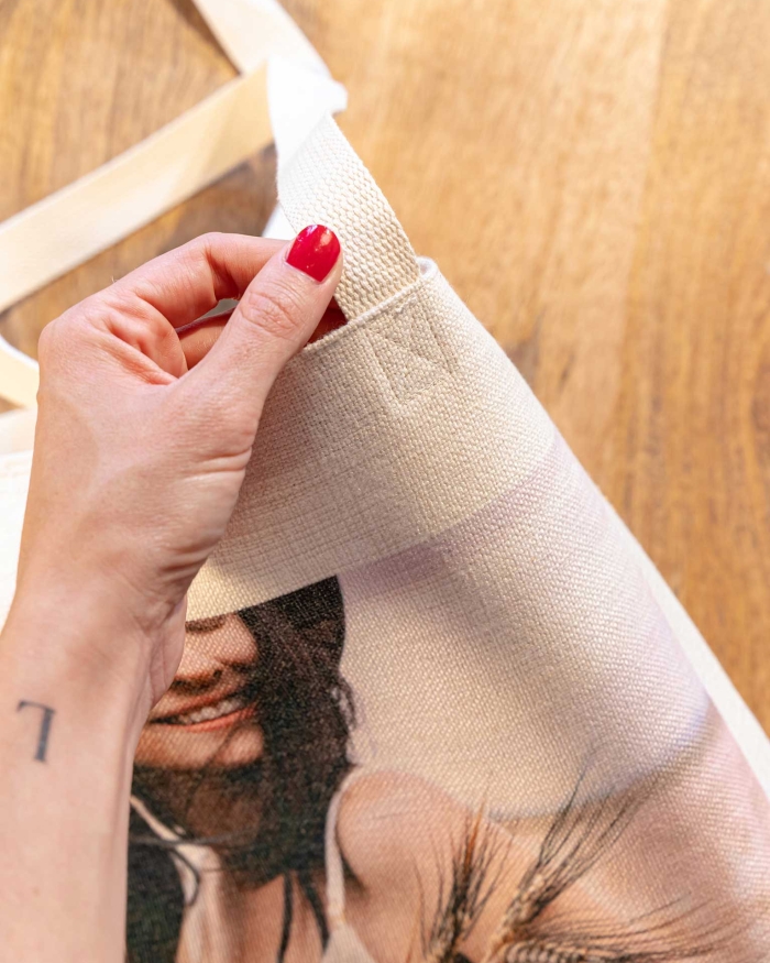 Regalos de Fotoprix, foto detalle de una bolsa de lino. Imprime tu foto favorita a tamaño grande y enmárcala en un bolso personalizado con mucho estilo.
