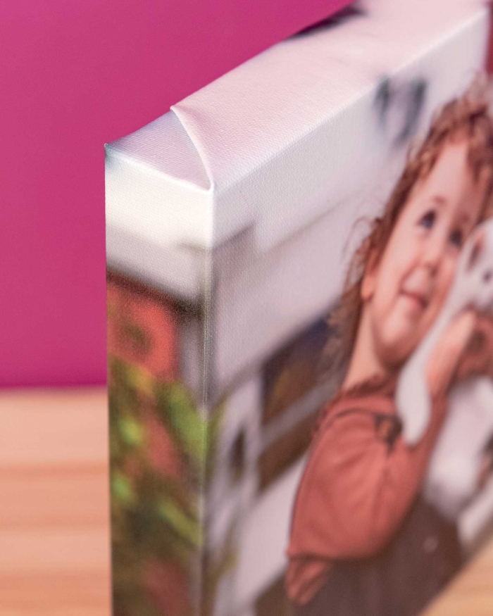 Fotodecoración de Fotoprix, foto detalle del canto de un Lienzo personalizado. ¿Qué te parecería ver tu foto favorita todos los días en la pared de tu salón? Te emocionarás todos los días.