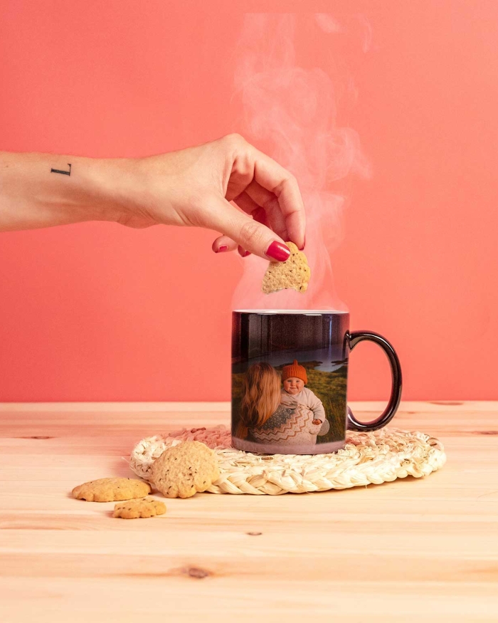 Regalos de Fotoprix, foto en uso de una taza mágica personalizada. Alegra cada uno de tus desayunos con tu foto favorita. La foto va apareciendo a medida que se calienta.