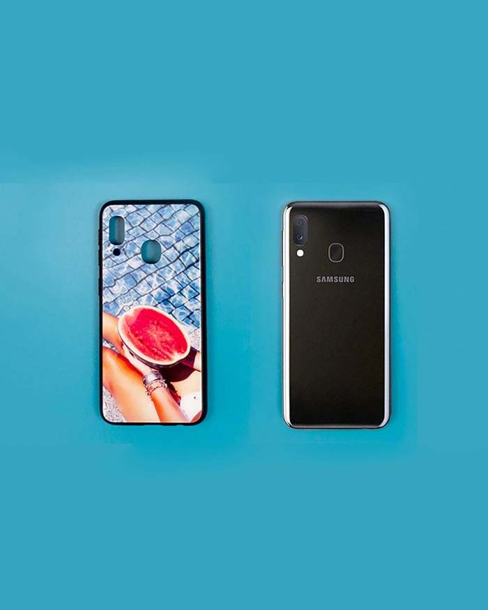 Regalos de Fotoprix, carcasa de móvil Samsung Galaxy A20e. Decora tu teléfono de forma exclusiva con esa foto especial y disfrútala siempre que te apetezca.
