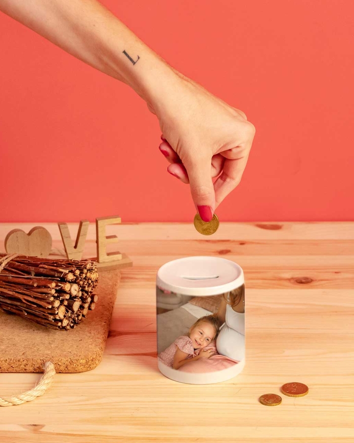 Regalos de Fotoprix, foto detalle hucha personalizada. Revive tu foto más especial cada vez que guardes monedas en tu hogar. Ideal para hacer un regalo original.