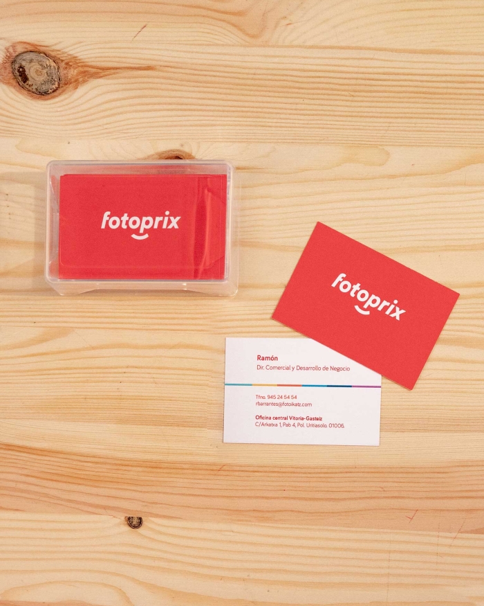 Tarjeta de visita personalizada Fotoprix, producto de imprenta. Foto del producto tanto por delante con los datos identificativos,  como por detrás con el logo y color corporativo de la empresa.