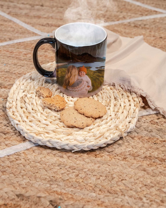 Regalos de Fotoprix, foto detalle de una taza mágica personalizada. Alegra cada uno de tus desayunos con tu foto favorita. La foto va apareciendo a medida que se calienta.