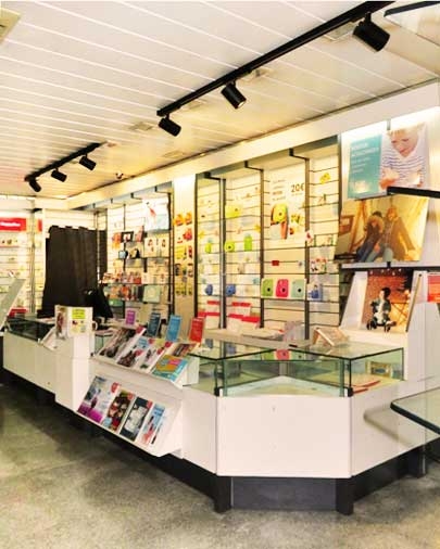 Fotografía interior del mostrador de la tienda Fotoprix en Ripollet.