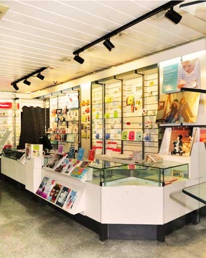 Imagen interior del mostrador de Fotoprix Ripollet. Fotografía interior del mostrador de la tienda Fotoprix en Ripollet.