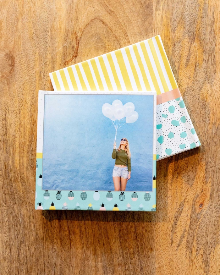 Álbumes de Fotoprix: Foto de dos Fotolibro square 21x27 colocados en una mesa de hogar, ambos cerrados apreciándose su tamaño.