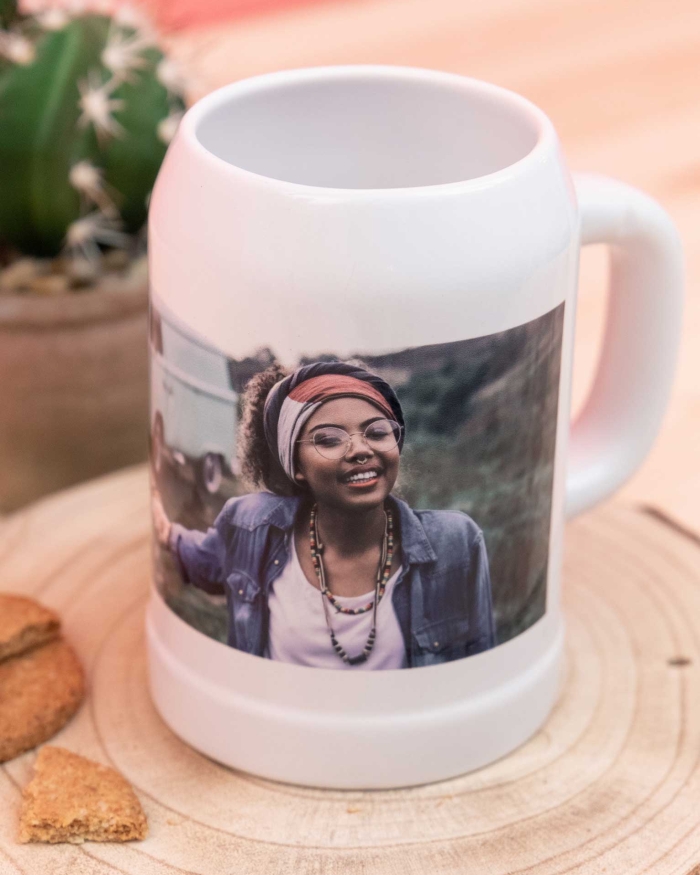 Regalos de Fotoprix, foto detalle de una jarra de cerveza personalizada. Utiliza tu foto favorita para decorar tu jarra y saborear tus grandes momentos.