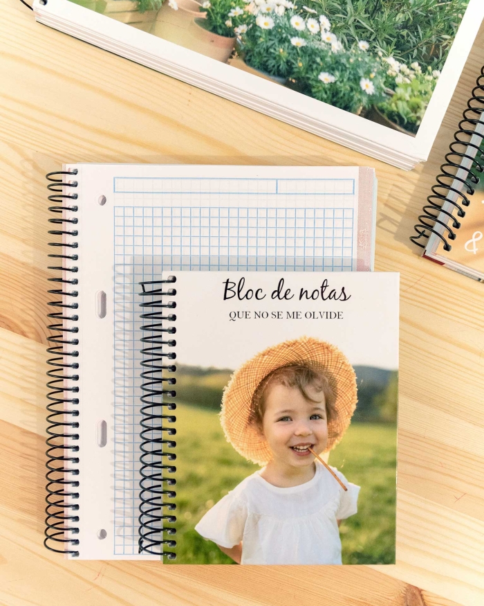 Imprenta de Fotoprix, foto detalle de cuaderno con espiral personalizado con fotos. Un bloc de notas para anotar tus tareas tanto en casa como en la ofi mientras disfrutas de tu foto favorita.