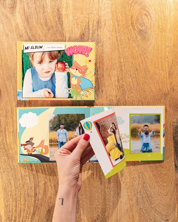 Albumes de Fotoprix, foto en uso de un libro infantil personalizado de tapa dura. Inmortaliza las mejores fotos junto a tus peques en un álbum coqueto y divertido. Ideal para llevar a clase.