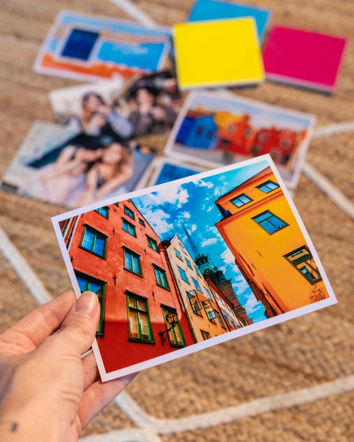Imprimir copias de Fotoprix, foto detalle tamaño 11x15. Imprimir copias Fotoprix, foto detalle de una copia de tamaño 11x15 sujetándola con la mano, mientras el resto están decorando una mesa.