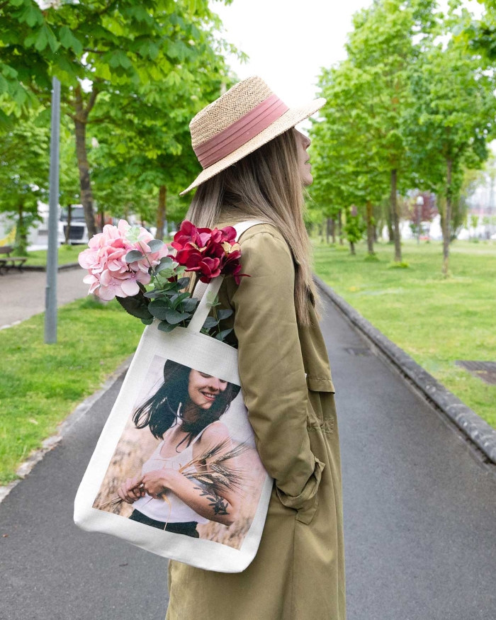 Regalos de Fotoprix, foto en uso llevando una de bolsa de lino. Imprime tu foto favorita a tamaño grande y enmárcala en un bolso personalizado con mucho estilo.