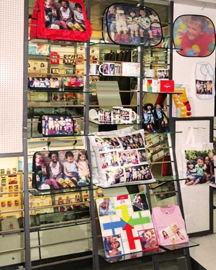 Fotografía interior de Fotoprix Ripollet. Imagen interior de la exposición de regalos de la  tienda Fotoprix en Ripollet.