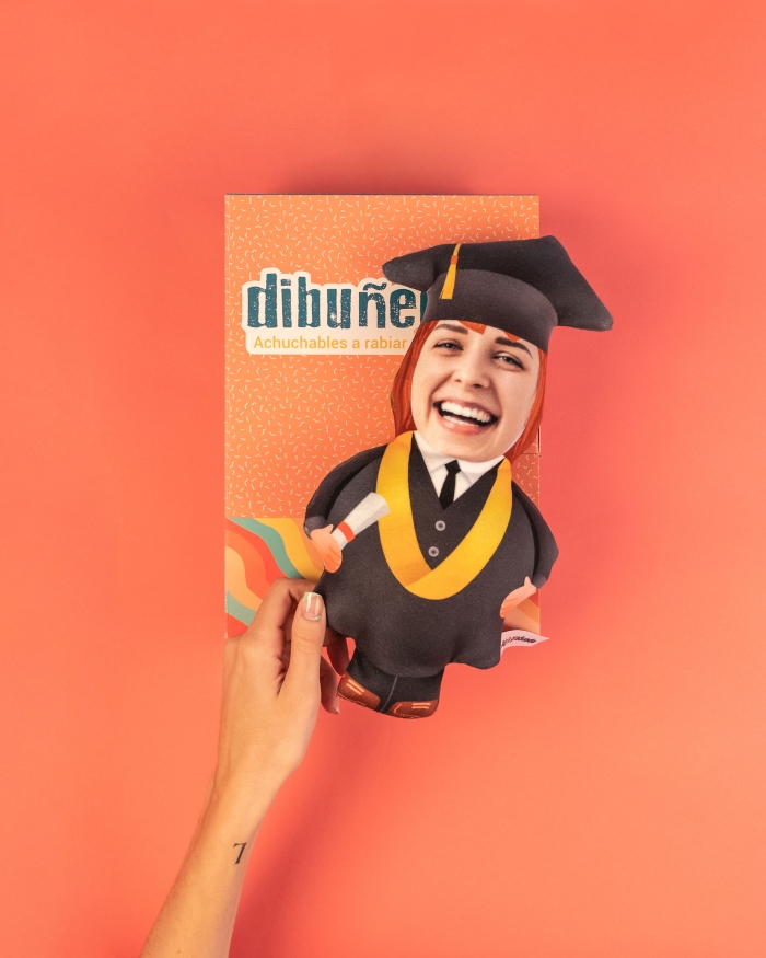 Regalos originales Fotoprix, dibuñeco personaje Graduación. Achuchable muñeco personalizado para hombre y mujer. Regalo original y divertido con una solo foto de cara. Un regalo personalizado exclusivo de Fotoprix. Nuevo modelo para graduados escolares, bachiller o universidad.