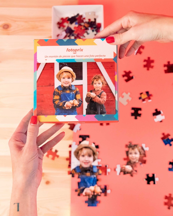 Regalos Fotoprix, foto en uso de un puzzle personalizado. Diviértete mientras juntas las piezas de tu foto favorita. Ideal para hacer un regalo emotivo y de lo más bonito.